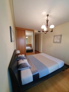 ポンタ・デルガダにあるApartamento T3 Ponta Delgadaのベッドルーム1室(大型ベッド1台付)