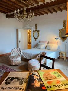 a living room with a bed, bookshelves and a lamp at Casa Cerboneschi in Casale Marittimo