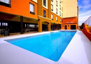 สระว่ายน้ำที่อยู่ใกล้ ๆ หรือใน Hotel Consulado Inn
