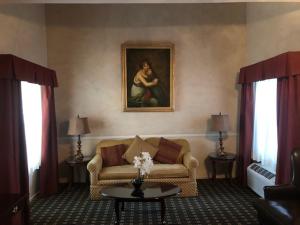 a living room with a couch and a painting on the wall at Folk Inn Ontario Airport in Ontario
