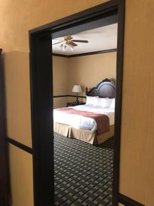 a view of a bedroom with a bed and a mirror at Folk Inn Ontario Airport in Ontario