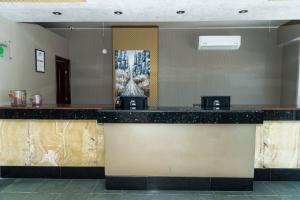 a bar in a room with a counter top at Hotel Gran Via - Centro in Veracruz