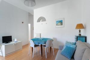 - un salon avec une table et un canapé dans l'établissement Casa Fló, à Salerne