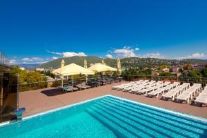 O vedere a piscinei de la sau din apropiere de Аллес, Лазаревское, Одоевского 65В