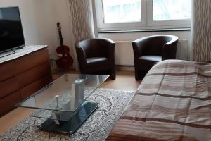 Schlafzimmer mit einem Bett, einem Tisch und Stühlen in der Unterkunft Anvar in Düsseldorf