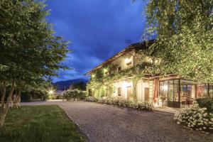 a house with ivy on the side of it at Cascina La Commenda in Peveragno