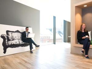 Ein Sitzbereich in der Unterkunft Novotel Charleroi Centre