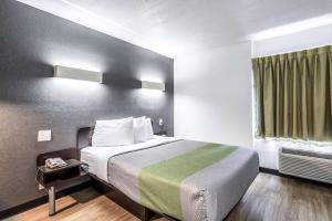 una camera d'albergo con un grande letto e una finestra di Studio 6-Indianapolis, IN a Indianapolis