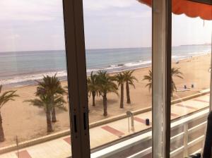 Fotografia z galérie ubytovania Frente al mar, a 10 metros de la playa, vistas increíbles del mar, reformado 2021 !!! v destinácii El Campello