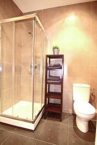 y baño con ducha y aseo. en FELIP II - Spacious and quiet apartments en Barcelona