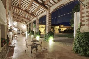 un patio avec des chaises et une table dans un bâtiment dans l'établissement Cascina La Commenda, à Peveragno