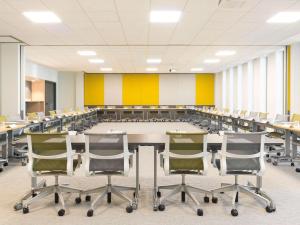 Der Geschäftsbereich oder Konferenzraum in der Unterkunft Novotel Charleroi Centre