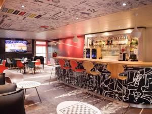 Lounge o bar area sa ibis Lyon Gerland Merieux