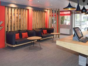 A seating area at ibis Lyon Gerland Merieux