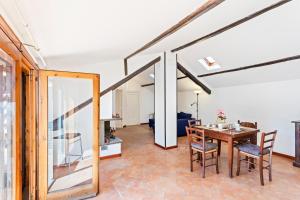una sala da pranzo e un soggiorno con tavolo e sedie. di Libertà Frame Apartment with Terrace and Etna view a Catania