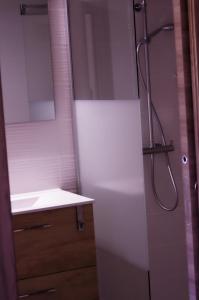 Et badeværelse på Maison d'Hôtes L'Etiquette