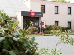 a bus sign in front of a building at ibis Blois Vallée Maillard in Blois