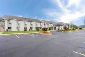 ein leerer Parkplatz vor einem Hotel in der Unterkunft Econo Lodge Painted Post - Corning in Painted Post