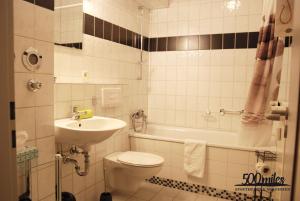 ボンにある500 Miles Apartmentsのトイレ、洗面台、浴槽を備えたバスルーム +25枚の写真