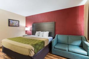 
Cama ou camas em um quarto em Econo Lodge Painted Post
