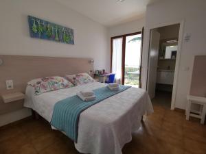 Hôtel Punta e Mare des Chambres ou des Appartements T2客房内的一张或多张床位