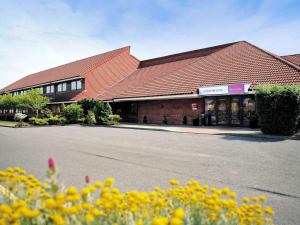 un edificio con tetto rosso e strada di Mercure Livingston Hotel a Livingston