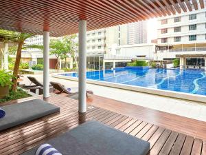 Bazén v ubytování Pullman Jakarta Indonesia nebo v jeho okolí