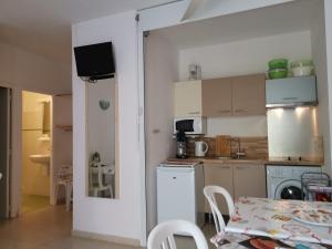 Hôtel Punta e Mare des Chambres ou des Appartements T2的厨房或小厨房