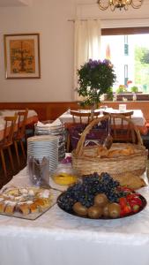 ein Tisch mit Brot und ein Korb mit Essen darauf in der Unterkunft Hotel Haselried in Dorf Tirol