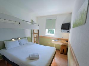 Postel nebo postele na pokoji v ubytování ibis budget Orange Centre