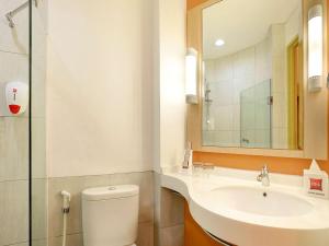 Phòng tắm tại Ibis Jakarta Harmoni
