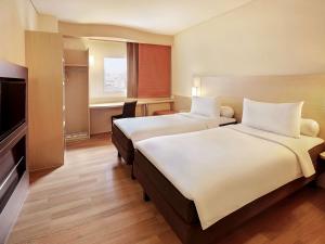 Giường trong phòng chung tại Ibis Jakarta Harmoni
