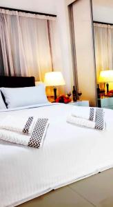 ein großes weißes Bett mit zwei Kissen darauf in der Unterkunft Uptown holiday app daily rental contactless Check In & Check Out in Famagusta