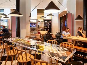 Reštaurácia alebo iné gastronomické zariadenie v ubytovaní Mama Shelter Prague