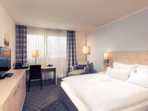 TV a/nebo společenská místnost v ubytování Mercure Hotel Mannheim am Friedensplatz