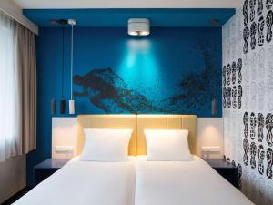 Postel nebo postele na pokoji v ubytování ibis Styles Haarlem City