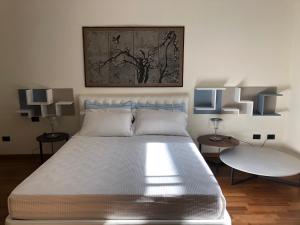 - une chambre avec un grand lit et deux lumières sur le mur dans l'établissement Lanna b&b, à Novoli