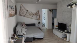 een slaapkamer met een bed en een tv. bij Appartamento Delia in Caleta De Fuste