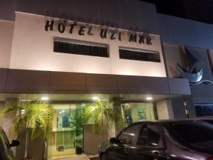 um hotel com um carro estacionado em frente em Hotel Uzi Mar no Recife