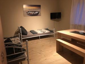 ein Wohnzimmer mit 2 Betten und einem Tisch in der Unterkunft Monteur Design Apartment in Rodenbach