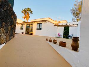 a house with vases sitting on the side of it at Casa Kiko Fuerteventura in Cotillo