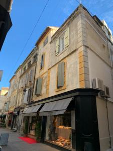 a building with a store in front of it at COSY CENTRE HISTORIQUE in Arles