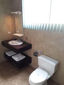 Koupelna v ubytování Misuitehotel La Carolina Quito