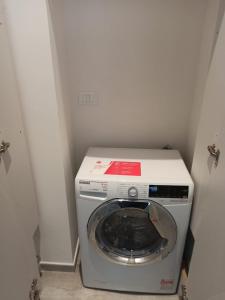 Waschmaschine und Trockner in einem kleinen Zimmer in der Unterkunft Marconi Dreams in Bologna
