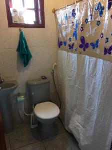 Un baño con inodoro y cortina de ducha en CASA BUZIOS PRAIA RASA, en Búzios 7 fotos más