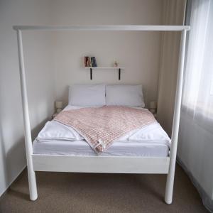 ein weißes Etagenbett in einem weißen Schlafzimmer in der Unterkunft Penzión SENEC in Senec