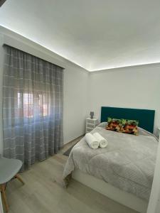 ヴィディゲイラにあるCasa da Matrizのベッドルーム1室(ベッド1台、大きな窓付)