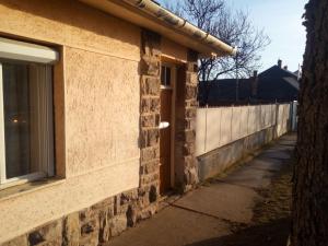 Budova, kde se apartmán nachází + 3 fotografie