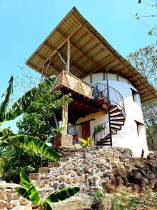 mały domek z balkonem na górze w obiekcie The Jungle w mieście Mérida