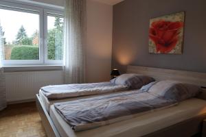 two beds in a bedroom with a window at Ferienwohnung Wildung in Lüneburg